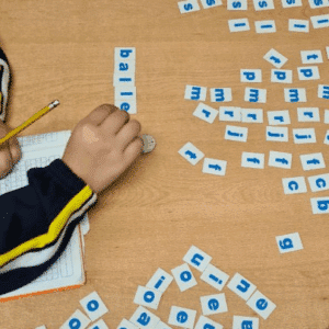 Alumna aprendiendo a escribir.