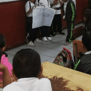 Imagen de equipo exponiendo su trabajo