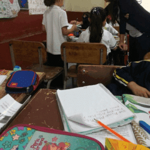 Imagen de maestra monitoreando el trabajo en equipo